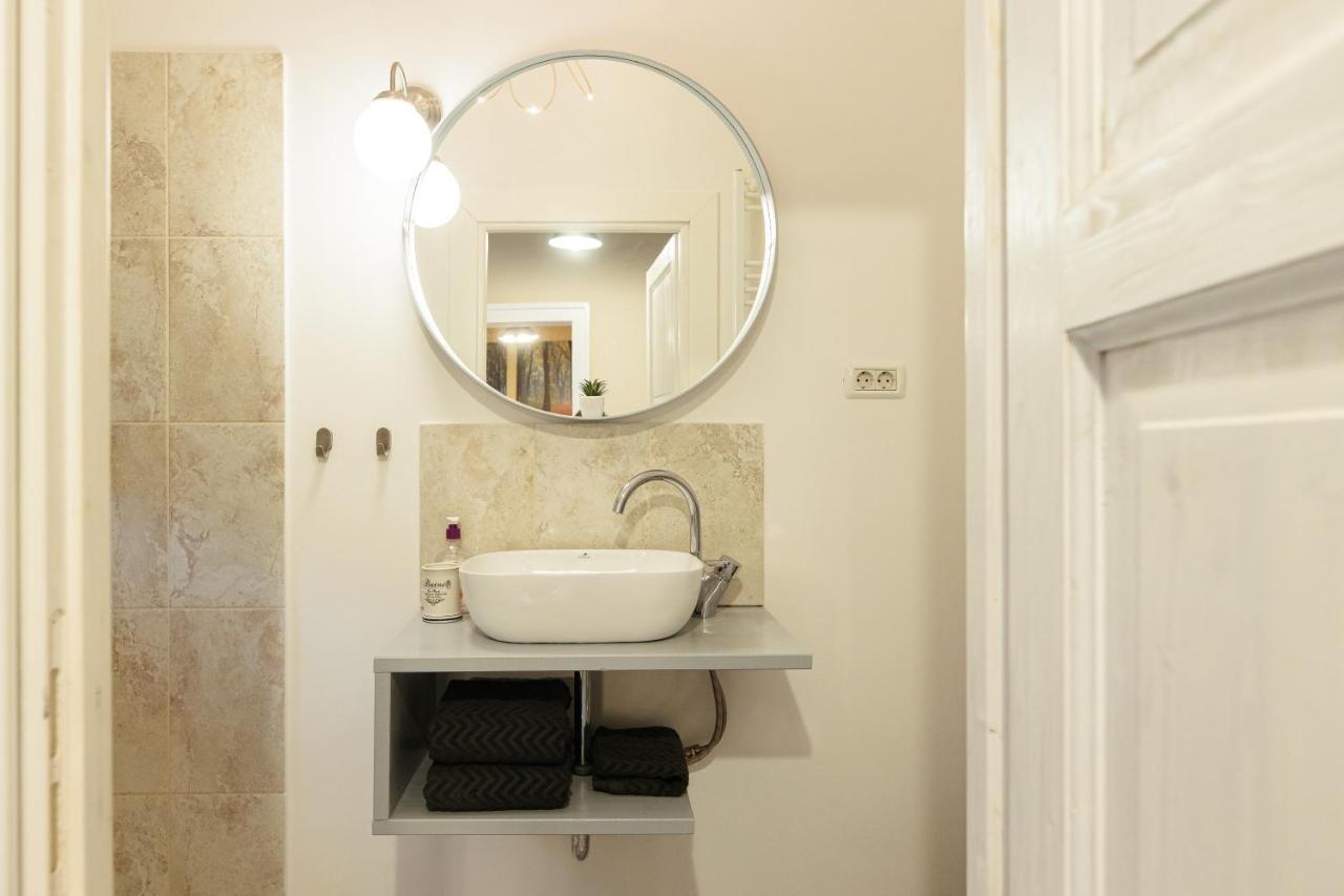 Chic Apartment In Historical City Center Timişoara Buitenkant foto